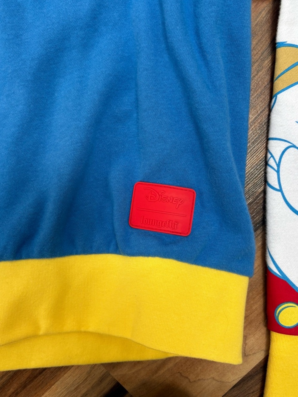 Loungefly Disney Princess Snow White sweatshirt NWT size Large - Picture 4 of 11